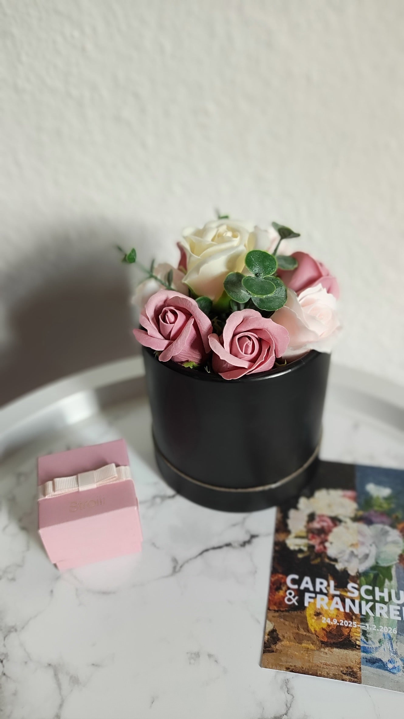 Petite Grace – Zarte Rosenkomposition in Schwarz