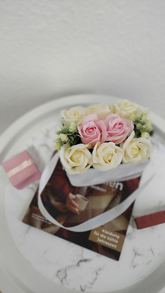 Jolie Bag – Elegante Blumenkomposition in Samtoptik