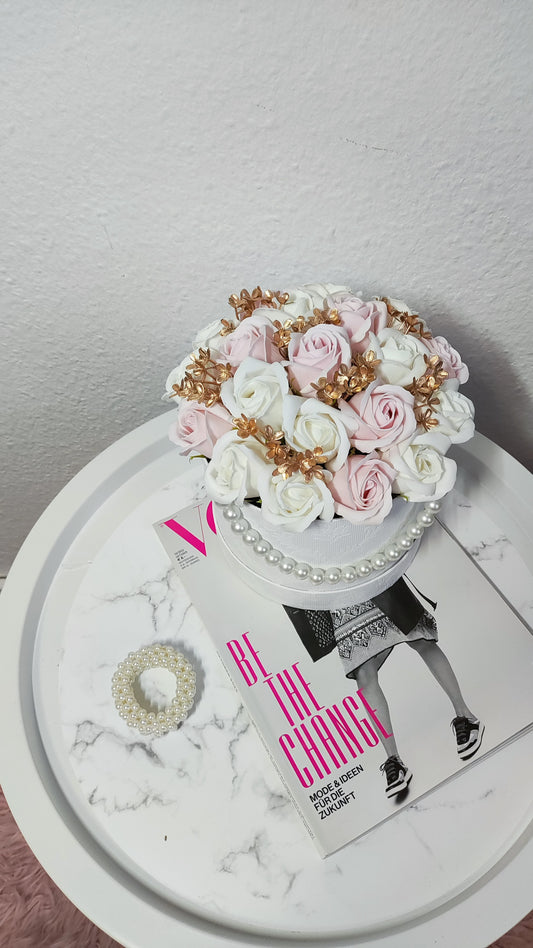 Blush Pearl Harmony – Elegantes Rosenarrangement in Rosé & Ivory
