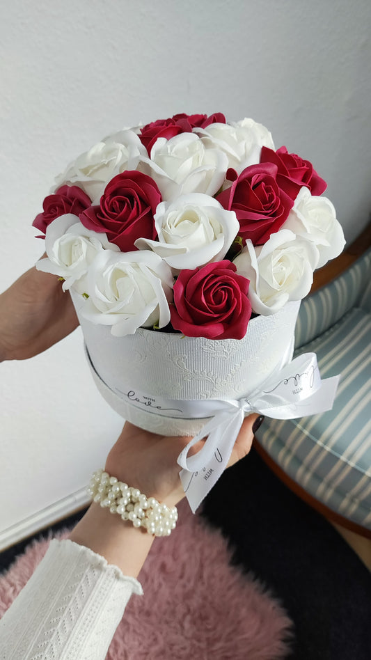 Crimson Ivory – Edles Rosenarrangement