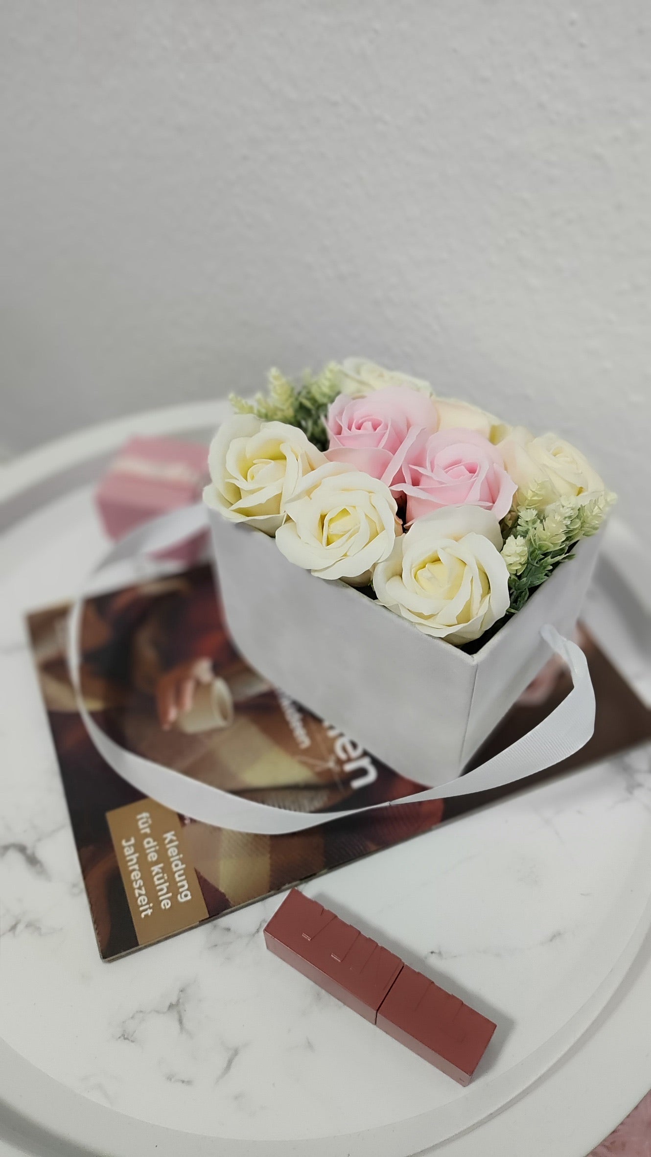 Jolie Bag – Elegante Blumenkomposition in Samtoptik