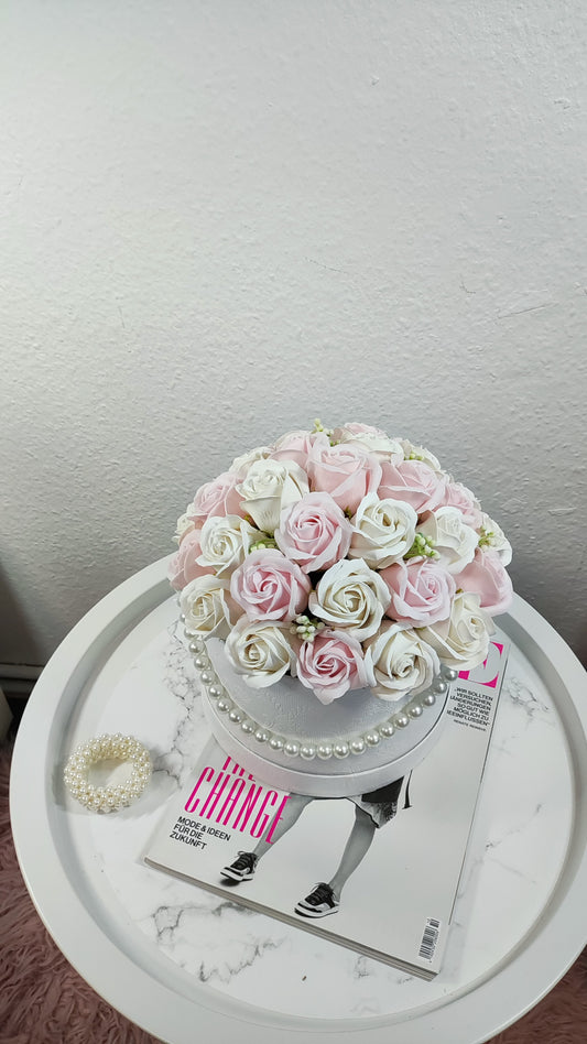 Ivory Rosé Perlé – Luxuriöses Rosenarrangement mit Perlenakzenten