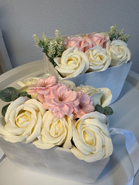 Jolie Bag – Elegante Blumenkomposition in Samtoptik