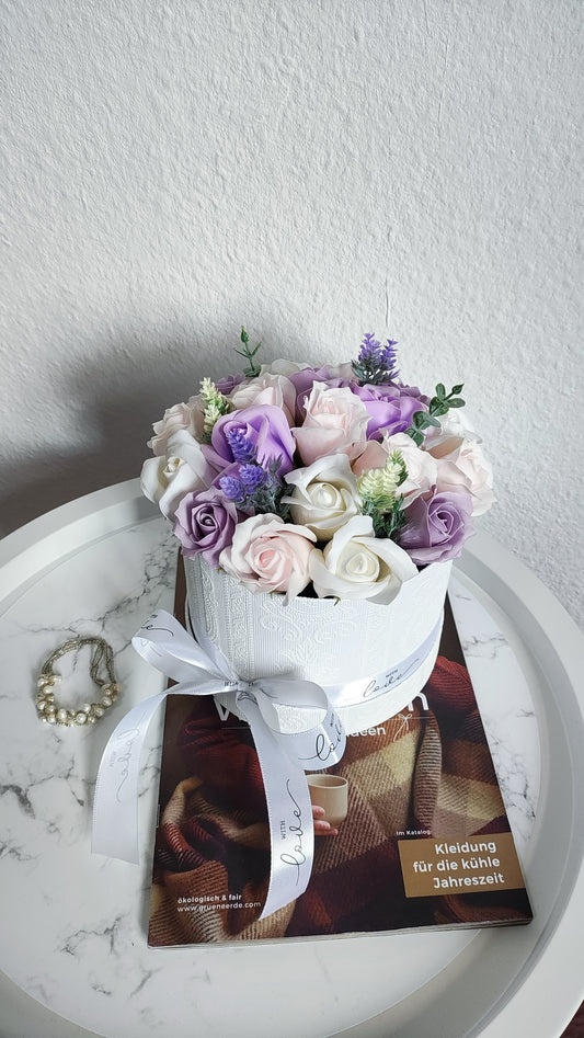 Lavender Whisper – Zarte Rosenkomposition in Rosé, Creme & Lavendel