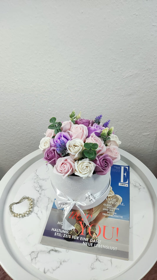 Lavender Whisper – Zarte Rosenkomposition in Rosé, Creme & Lavendel