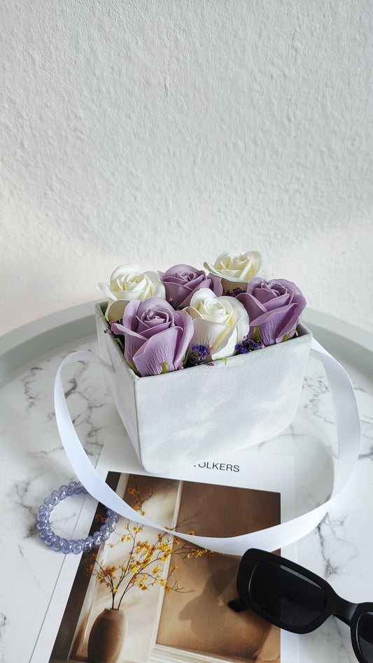 Mini Lavender Touch – Zarte Rosenkomposition in Weiß & Lavendel