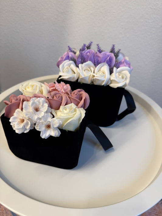 Noir Bloom – Luxuriöse Blütentasche in Schwarz