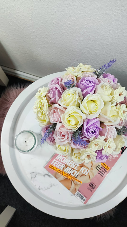 Pastel Lumière – Zarte Rosenkomposition in Rosé, Creme & Lavendel