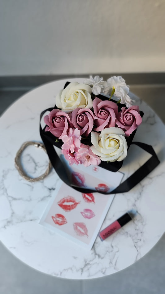 Rosé Velvet – Pastellblütentasche in Schwarz