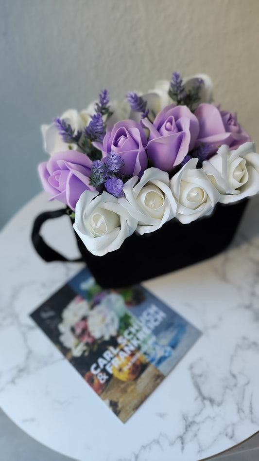 Noir Lavande – Samttasche mit Lavendel & Creme-Rosen