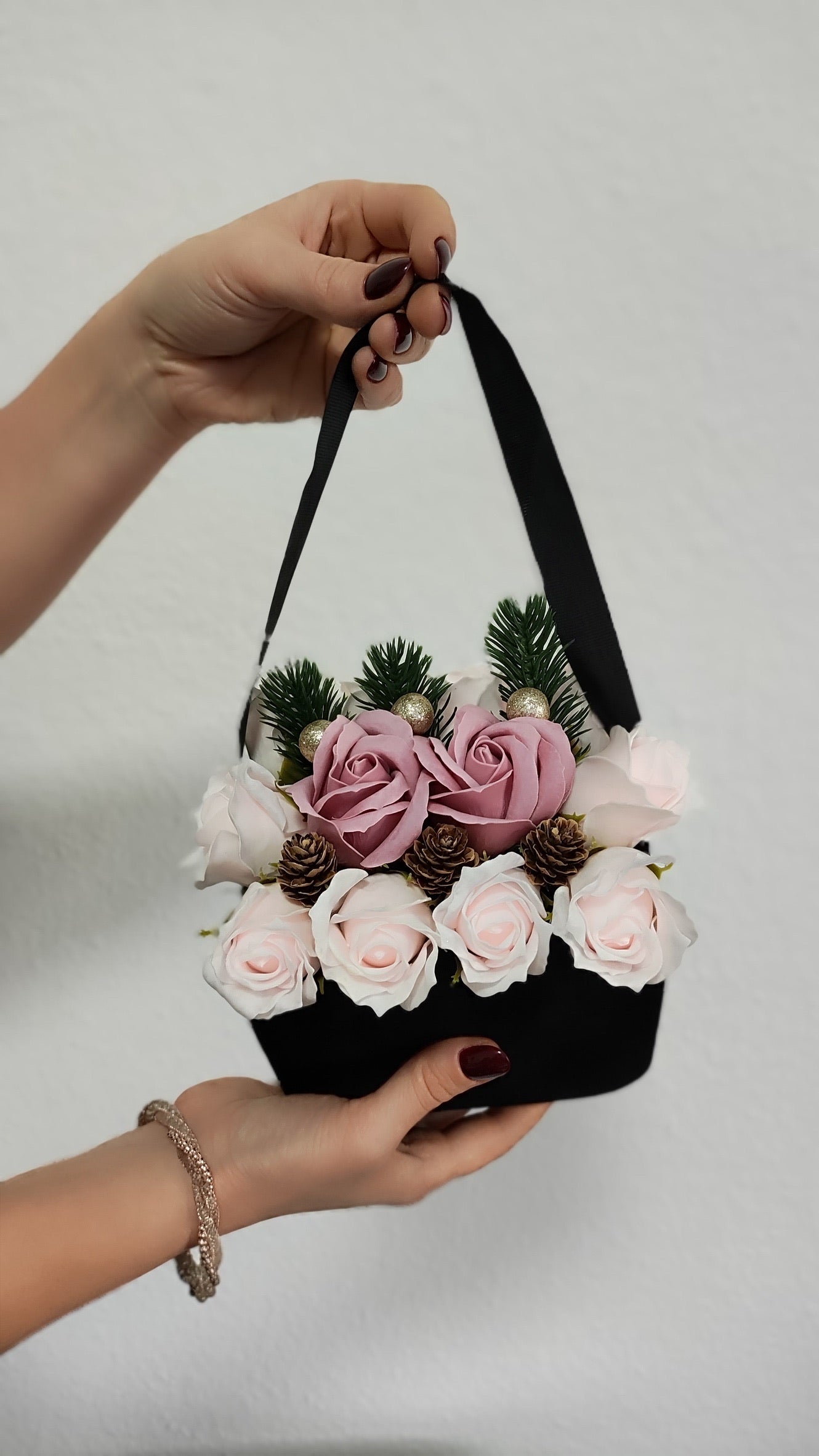 Winter Rose Velvet – Festliche Rosentasche in Schwarz