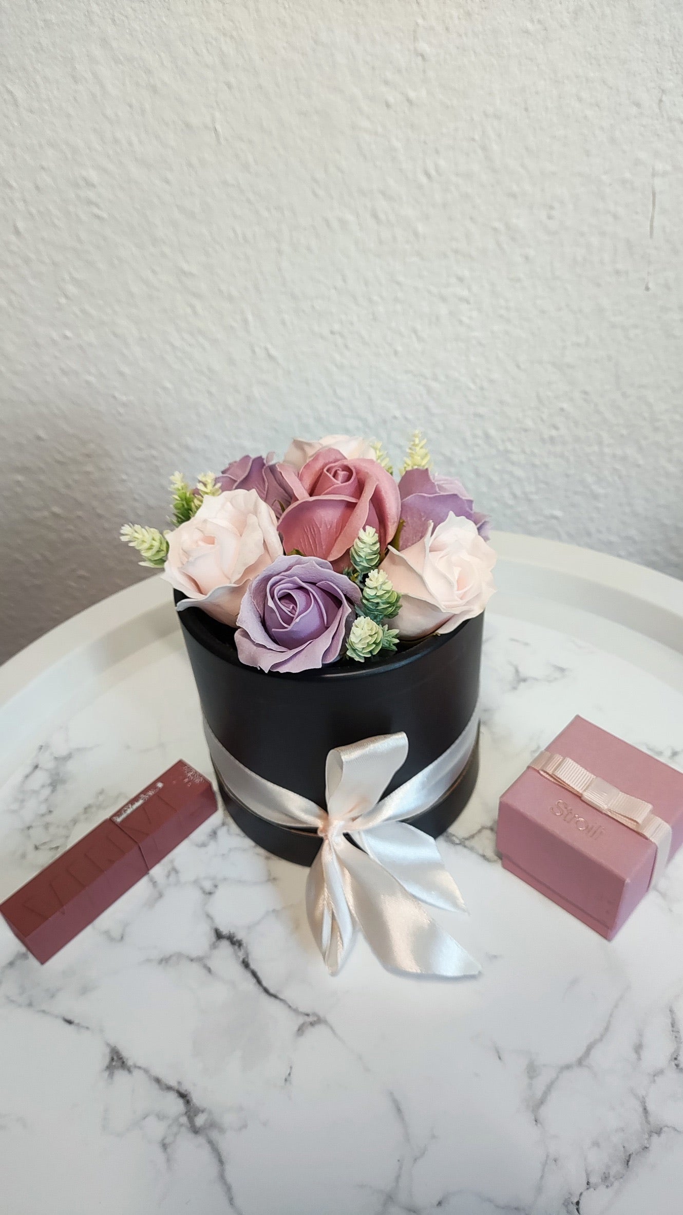 Rosy Velvet – Pastellträume in Schwarz & Satin