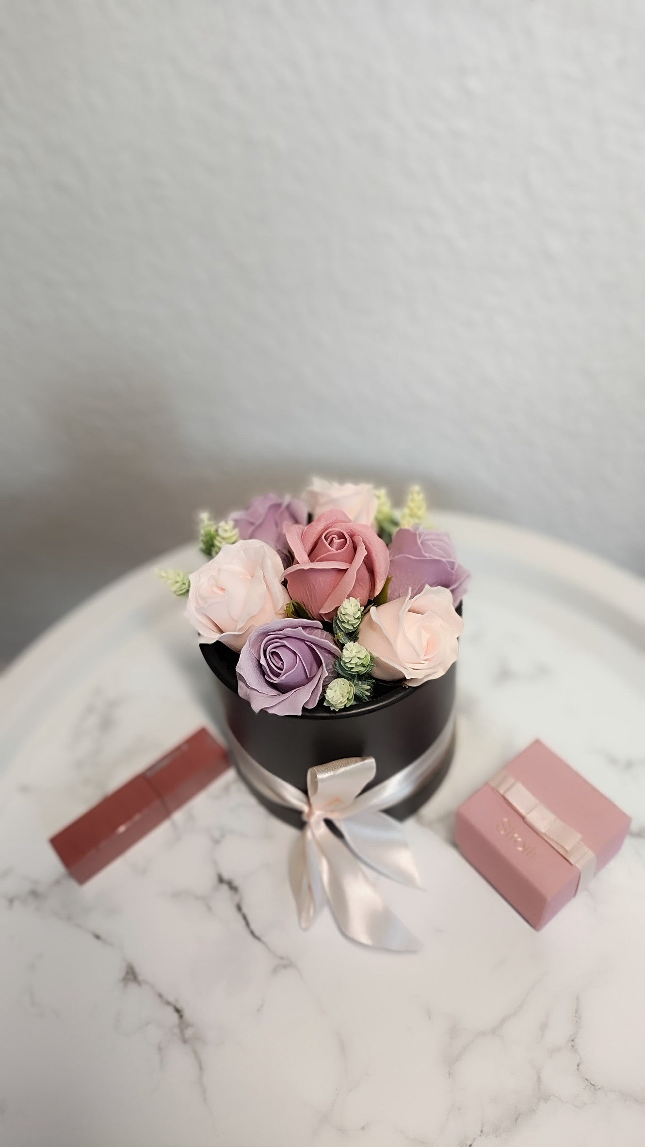 Rosy Velvet – Pastellträume in Schwarz & Satin