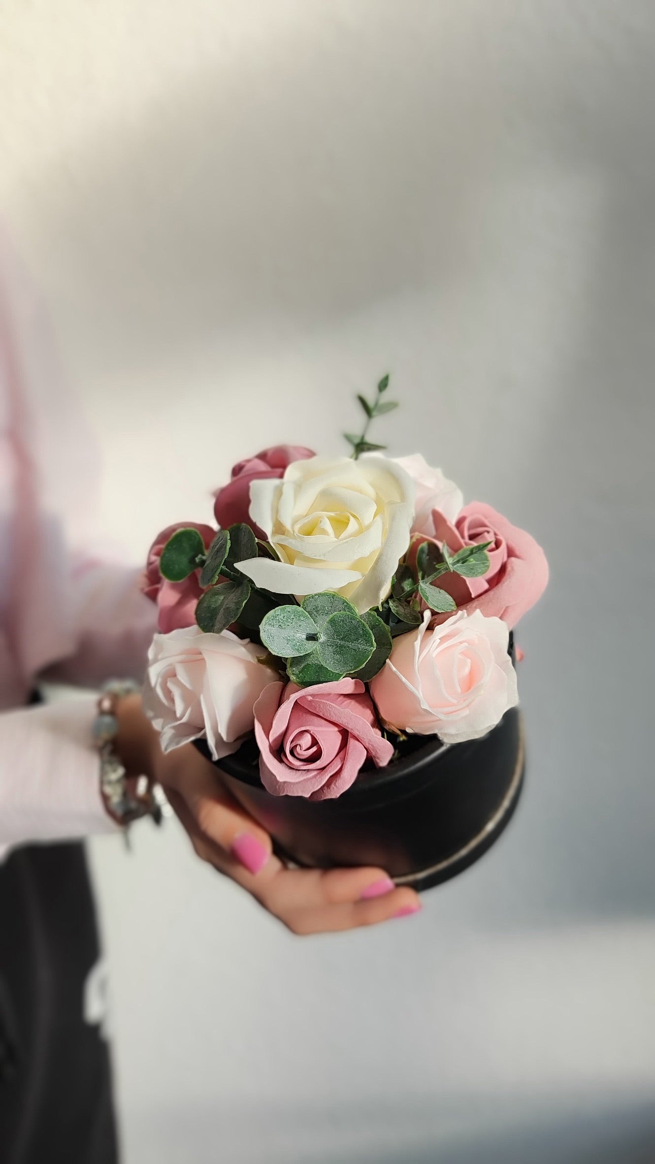 Petite Grace – Zarte Rosenkomposition in Schwarz