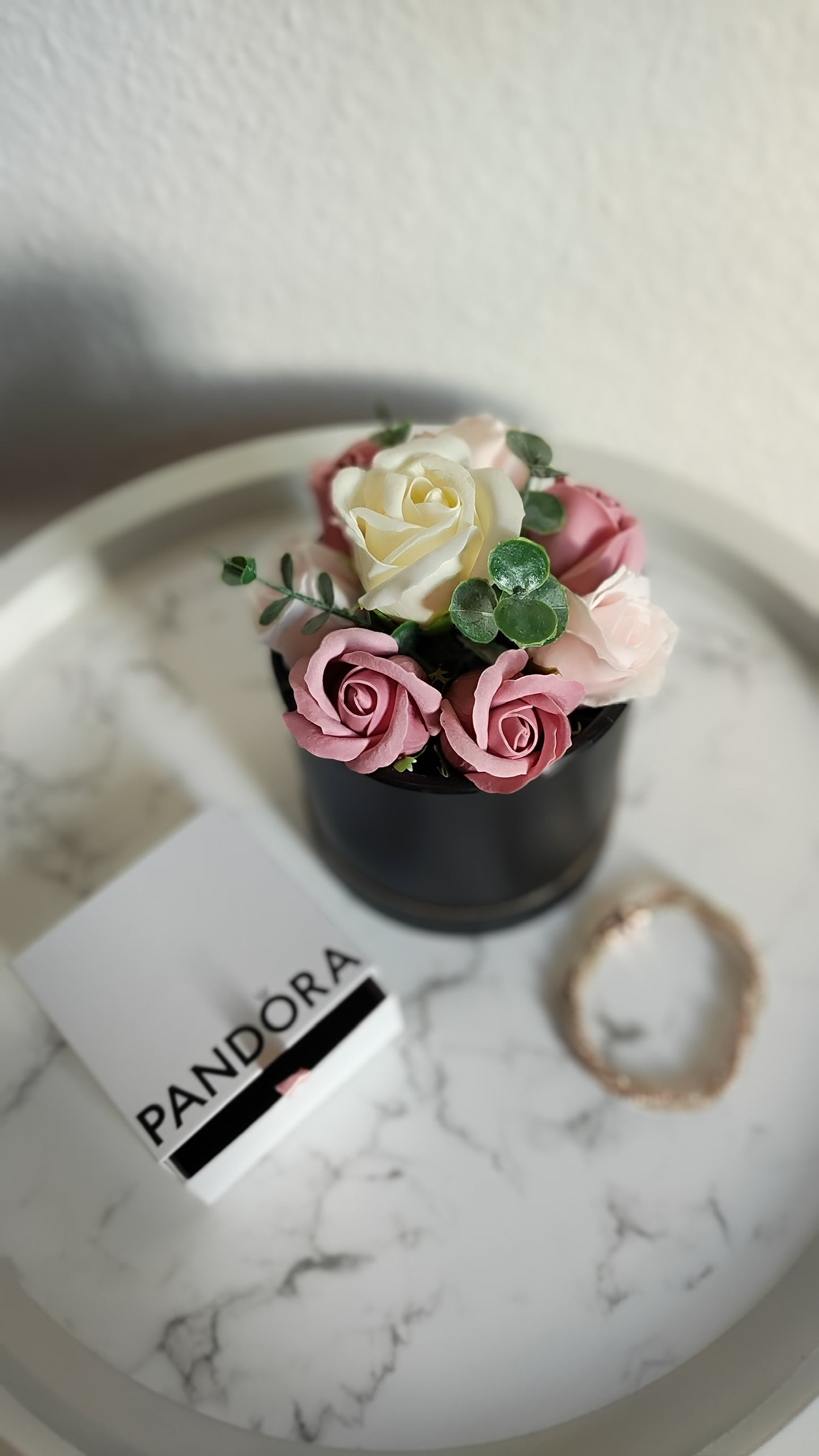 Petite Grace – Zarte Rosenkomposition in Schwarz