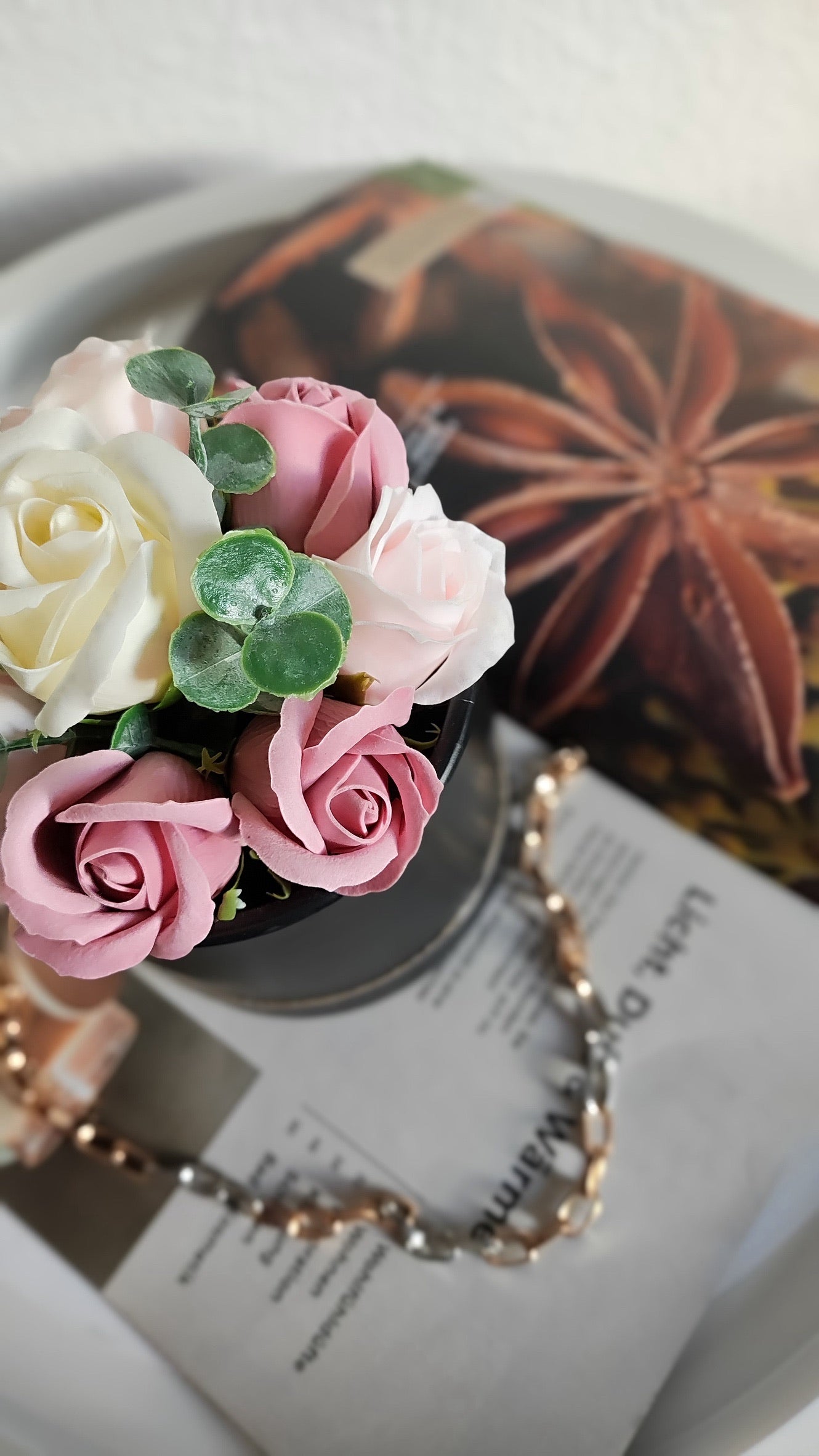 Petite Grace – Zarte Rosenkomposition in Schwarz