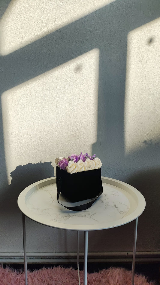 Noir Lavande – Samttasche mit Lavendel & Creme-Rosen