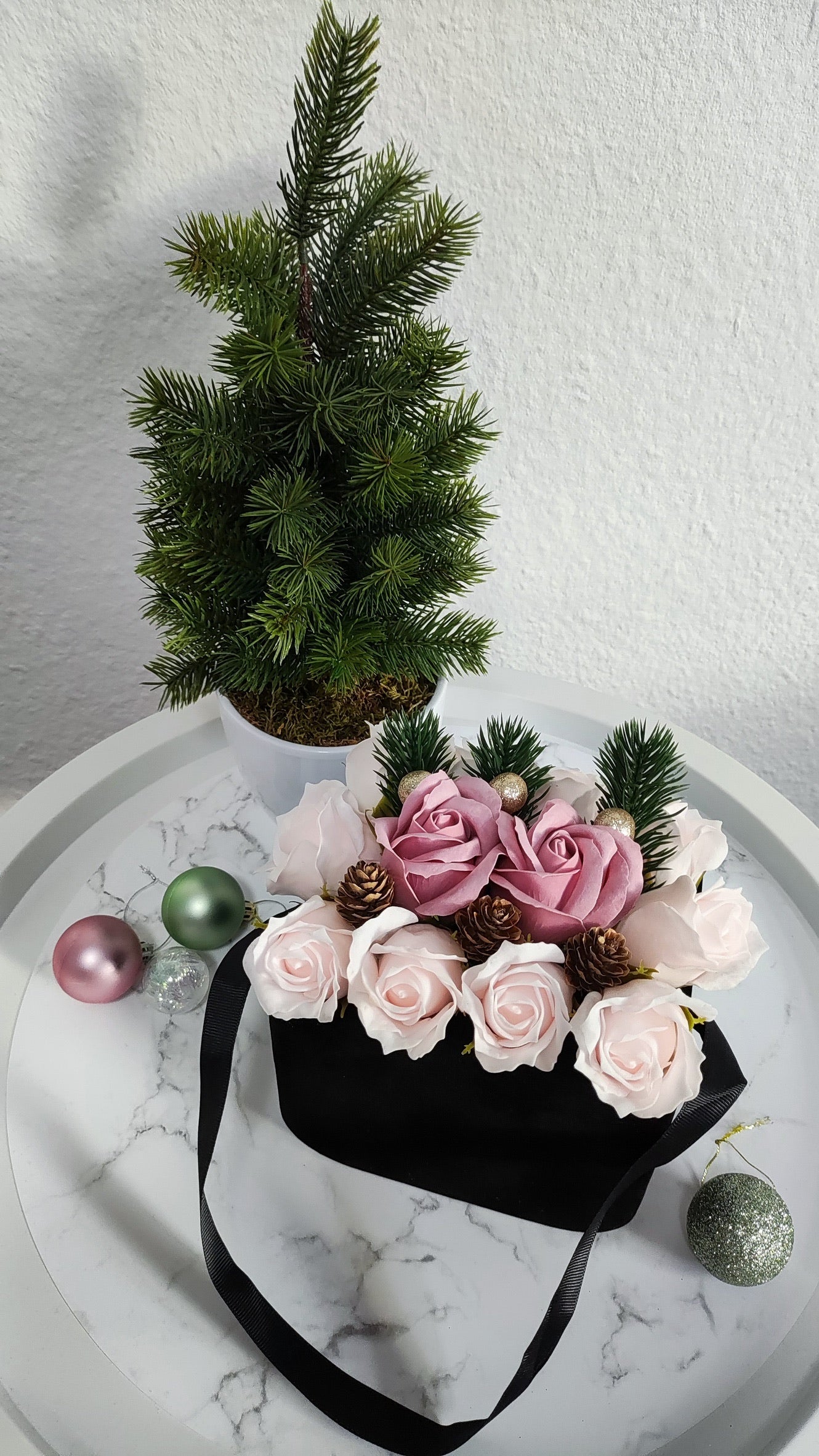 Winter Rose Velvet – Festliche Rosentasche in Schwarz
