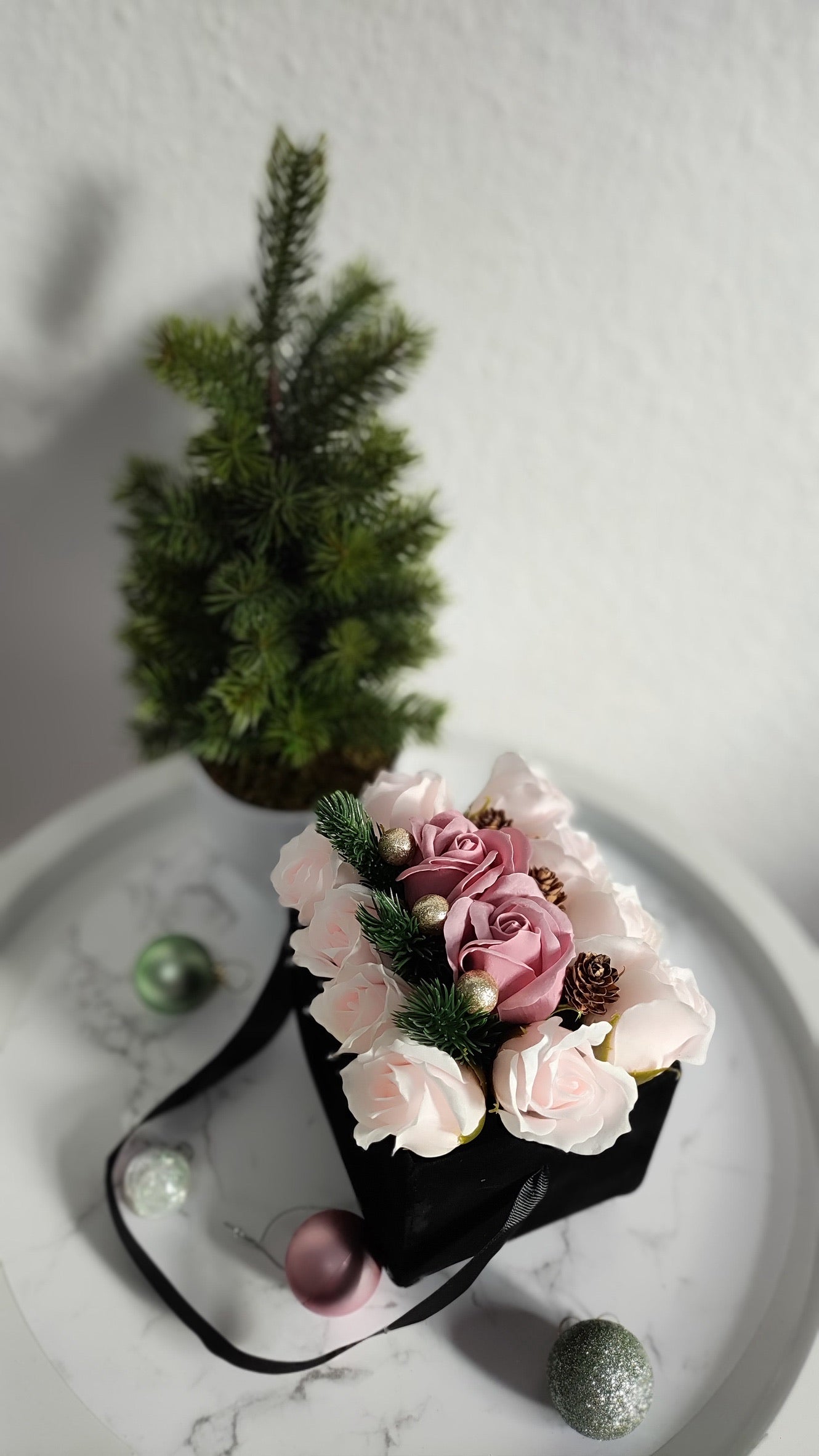 Winter Rose Velvet – Festliche Rosentasche in Schwarz
