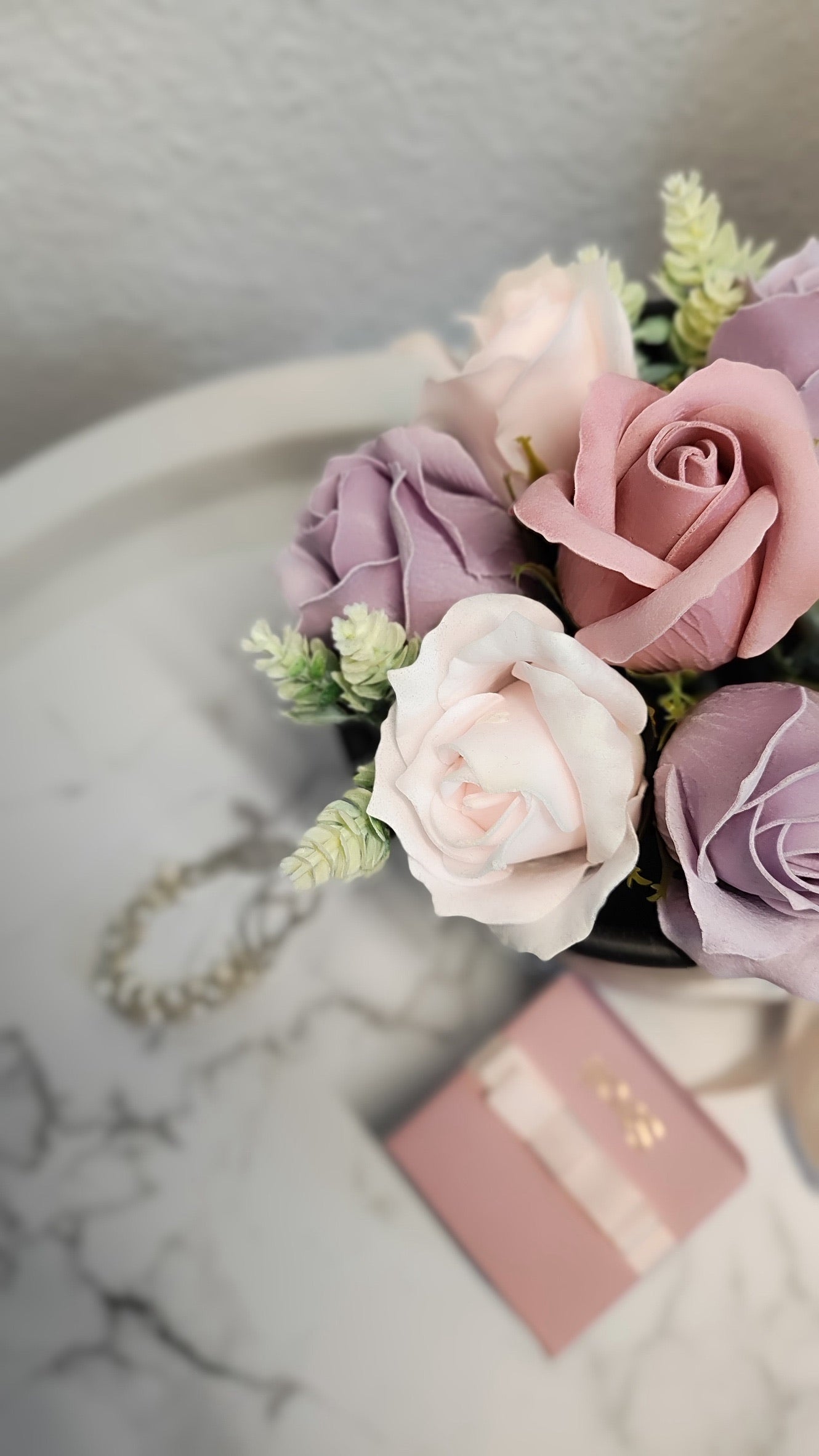 Rosy Velvet – Pastellträume in Schwarz & Satin