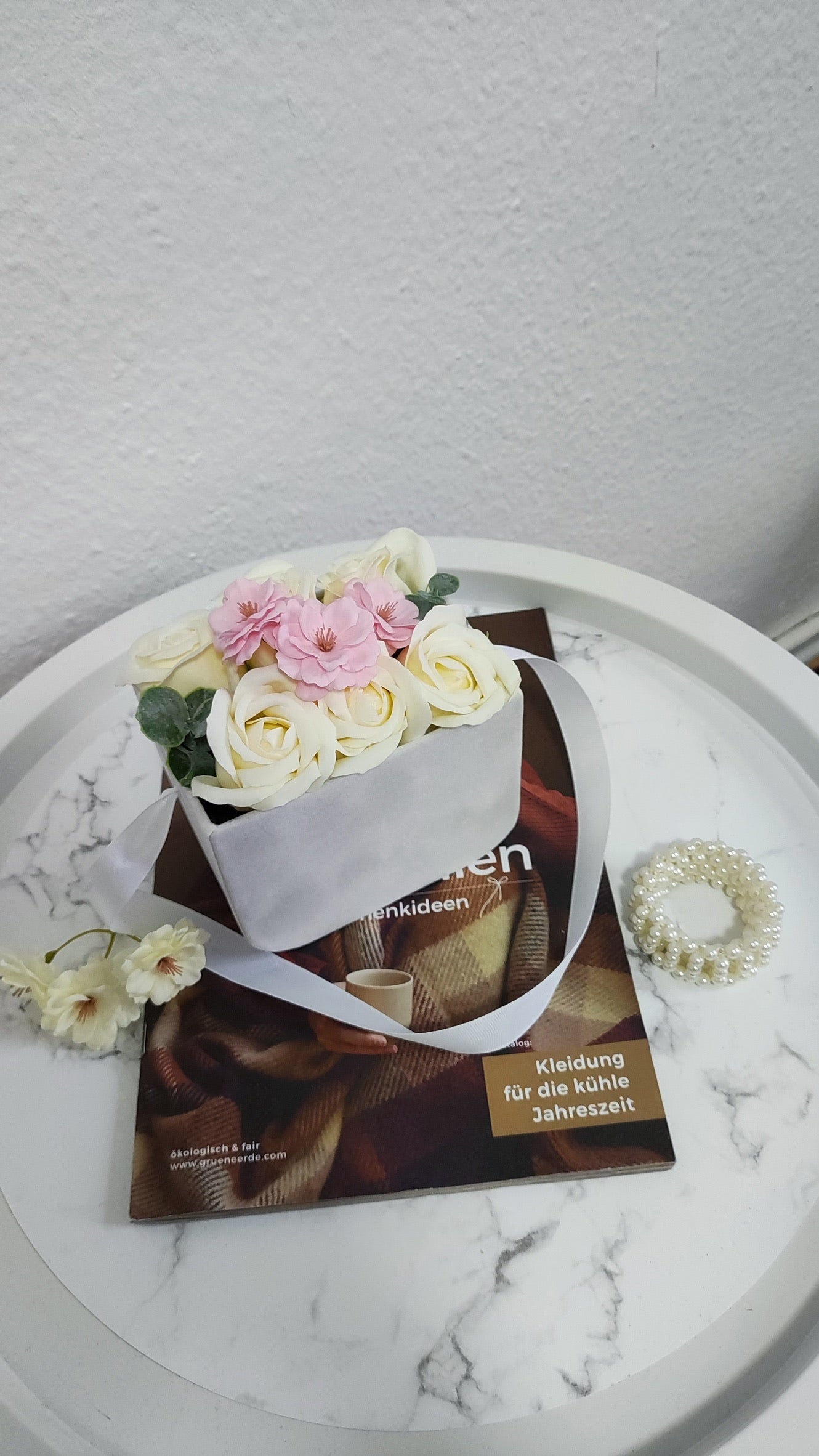 Soft Blossom Bag – Zarte Blütentasche in Weiß & Pastell