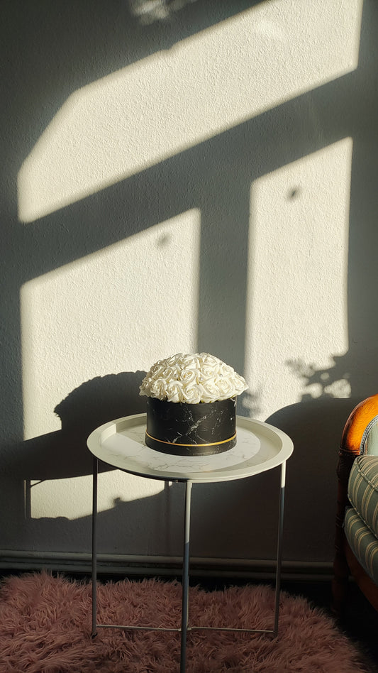 Pure Ivory Prestige – Luxuriöses Rosenarrangement in Weiß & Schwarz