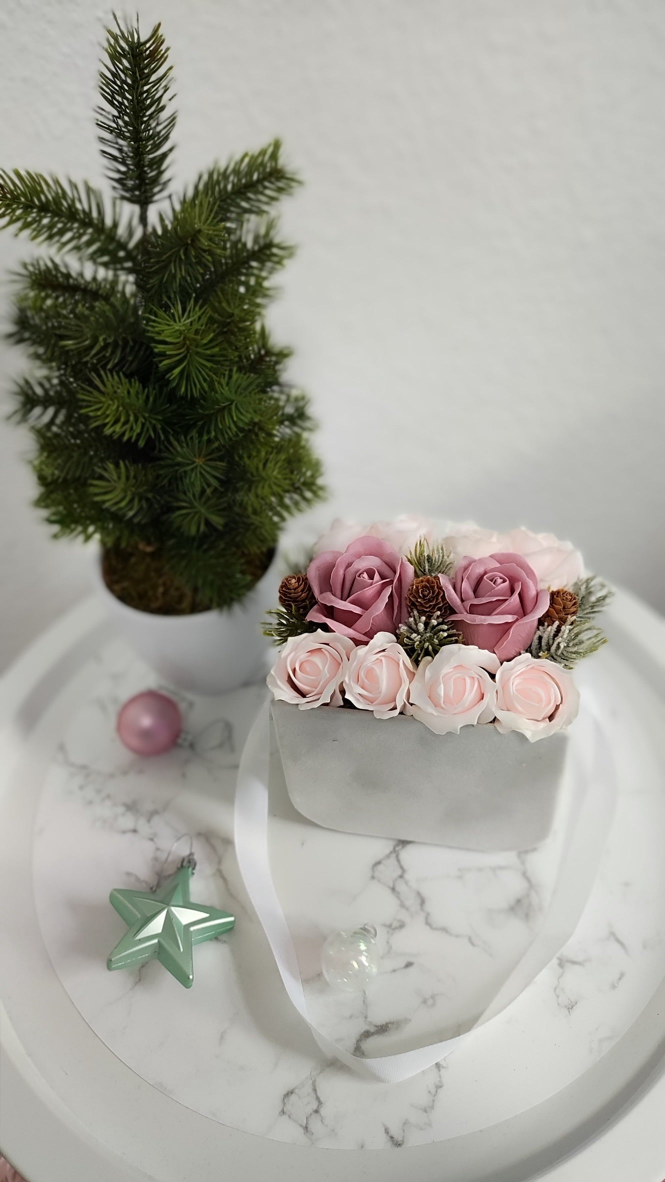 Frosted Rose Dream – Winterliche Rosenkomposition in Pastell