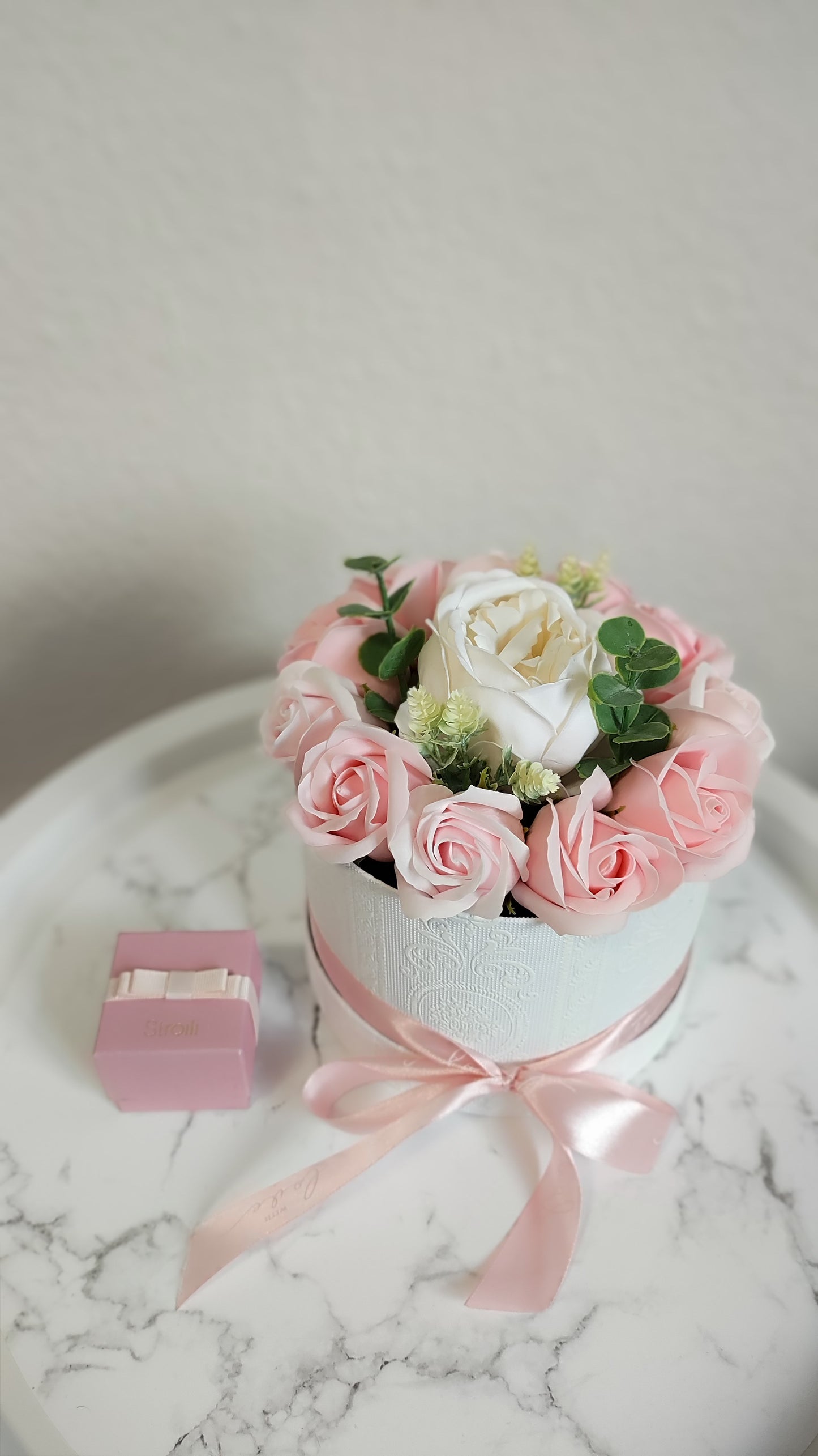 Blush Peony Grace – Edles Blumenarrangement mit Pfingstrose & Eukalyptus