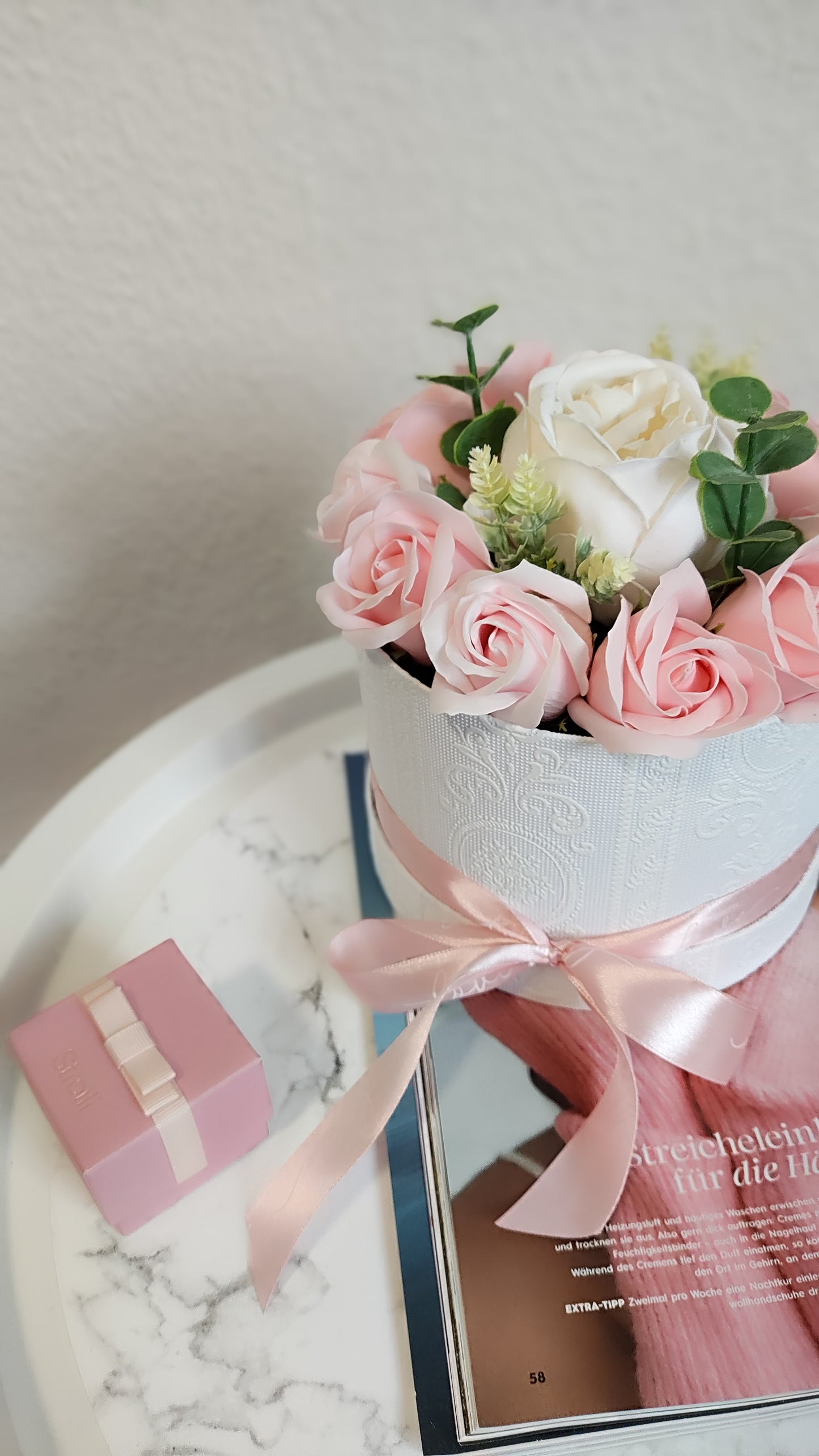 Blush Peony Grace – Edles Blumenarrangement mit Pfingstrose & Eukalyptus