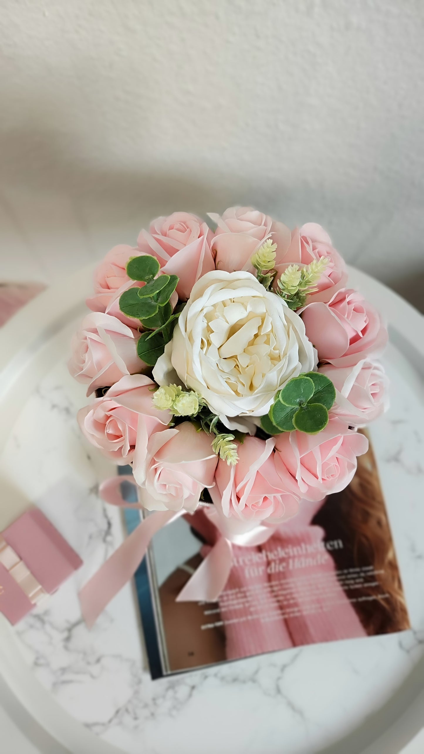 Blush Peony Grace – Edles Blumenarrangement mit Pfingstrose & Eukalyptus