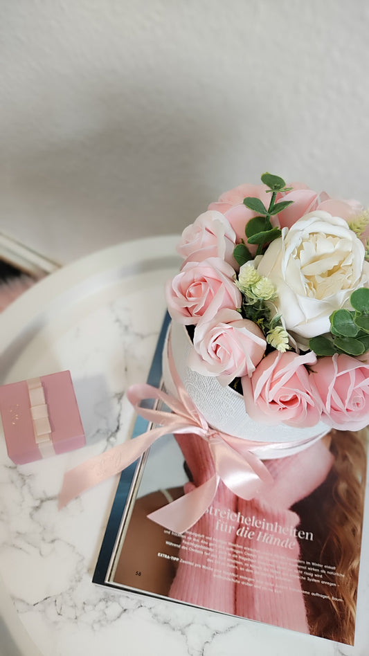 Blush Peony Grace – Edles Blumenarrangement mit Pfingstrose & Eukalyptus