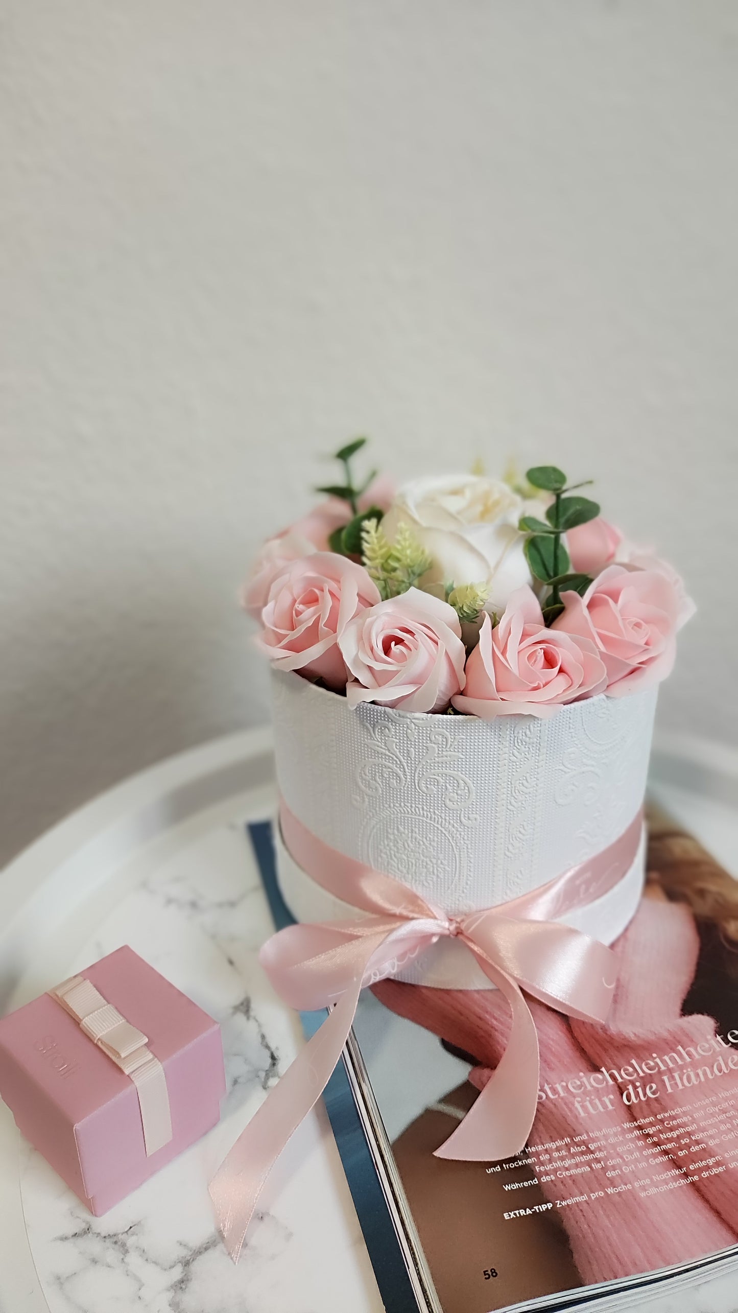 Blush Peony Grace – Edles Blumenarrangement mit Pfingstrose & Eukalyptus