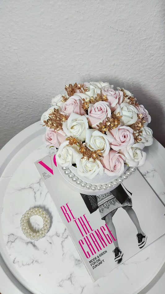Blush Pearl Harmony – Elegantes Rosenarrangement in Rosé & Ivory