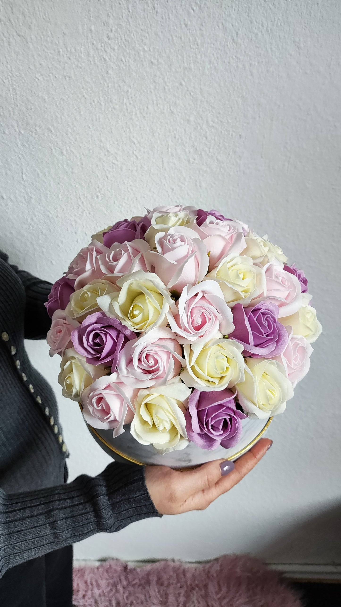Pastel Royale – Luxuriöses Rosenarrangement in Creme, Rosé & Lavendel