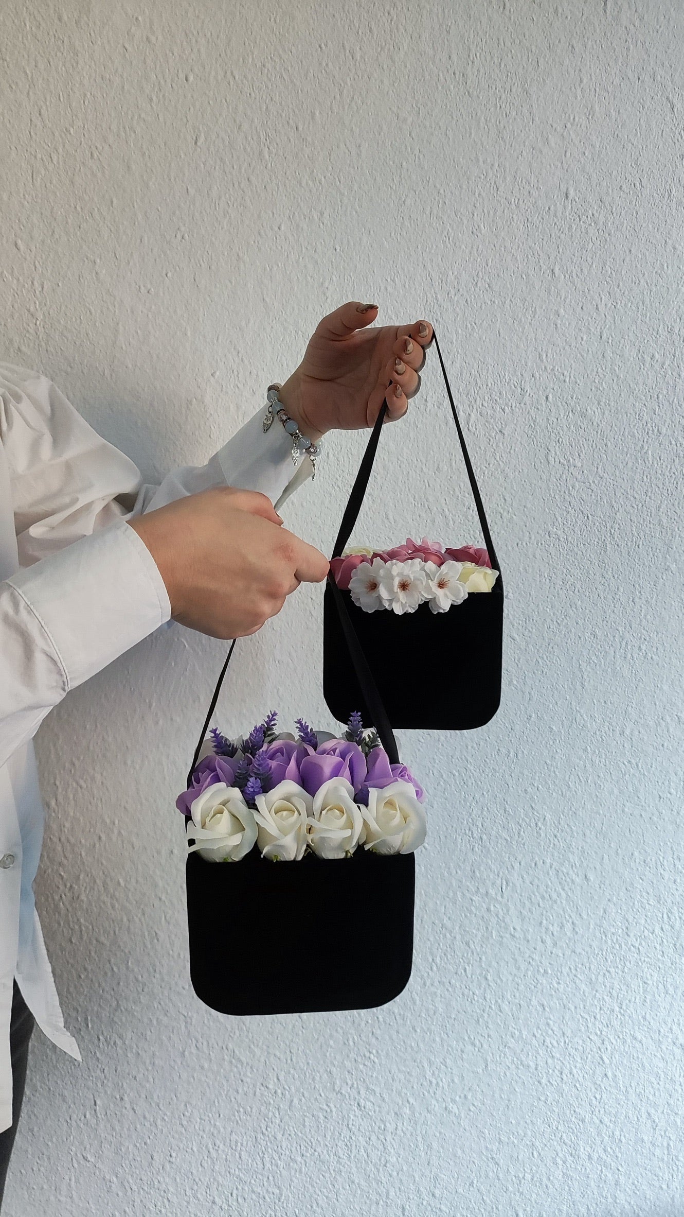 Noir Lavande – Samttasche mit Lavendel & Creme-Rosen
