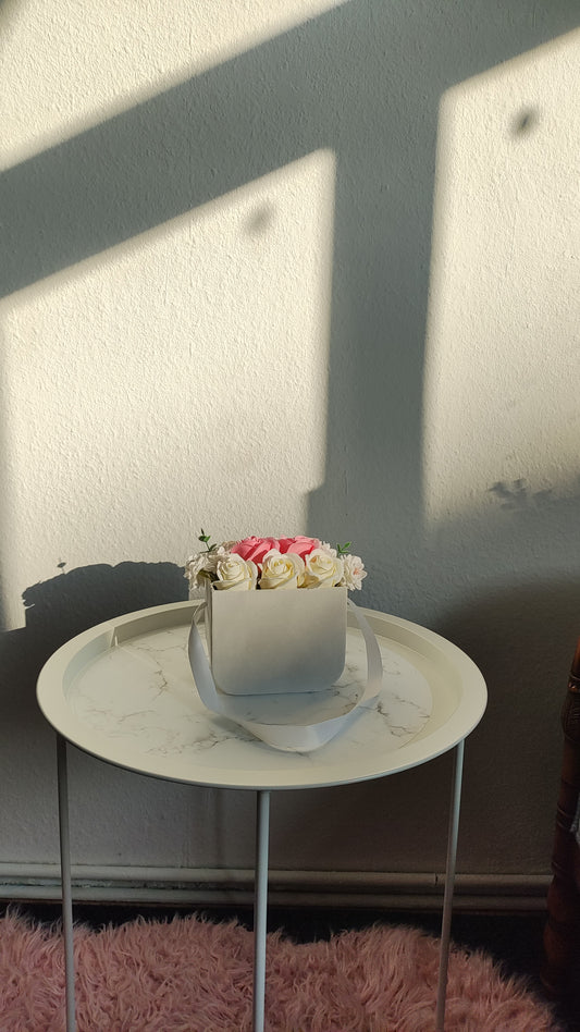 Petite Fleur Élégance – Zartes Blumenarrangement in Premium-Box