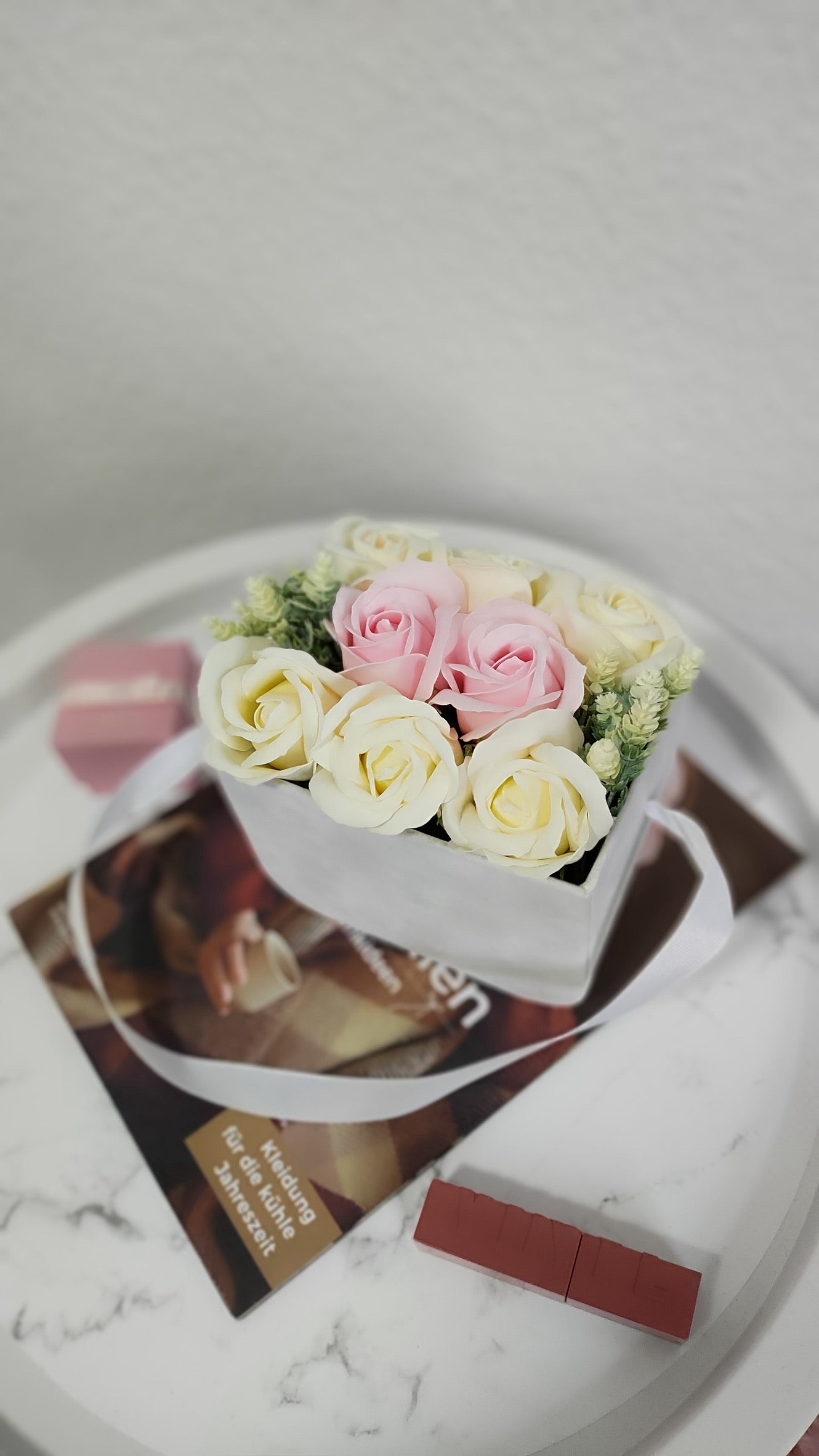 Jolie Bag – Elegante Blumenkomposition in Samtoptik