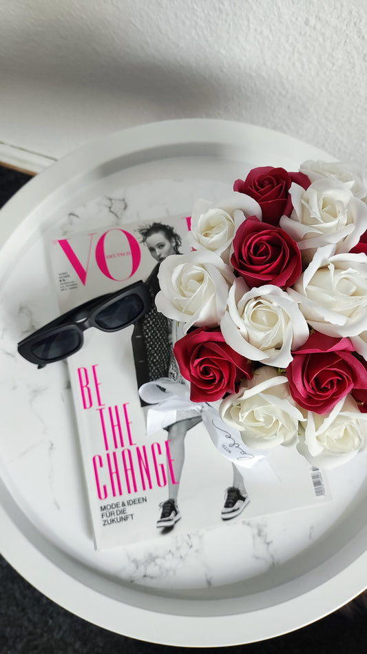 Crimson Ivory – Edles Rosenarrangement