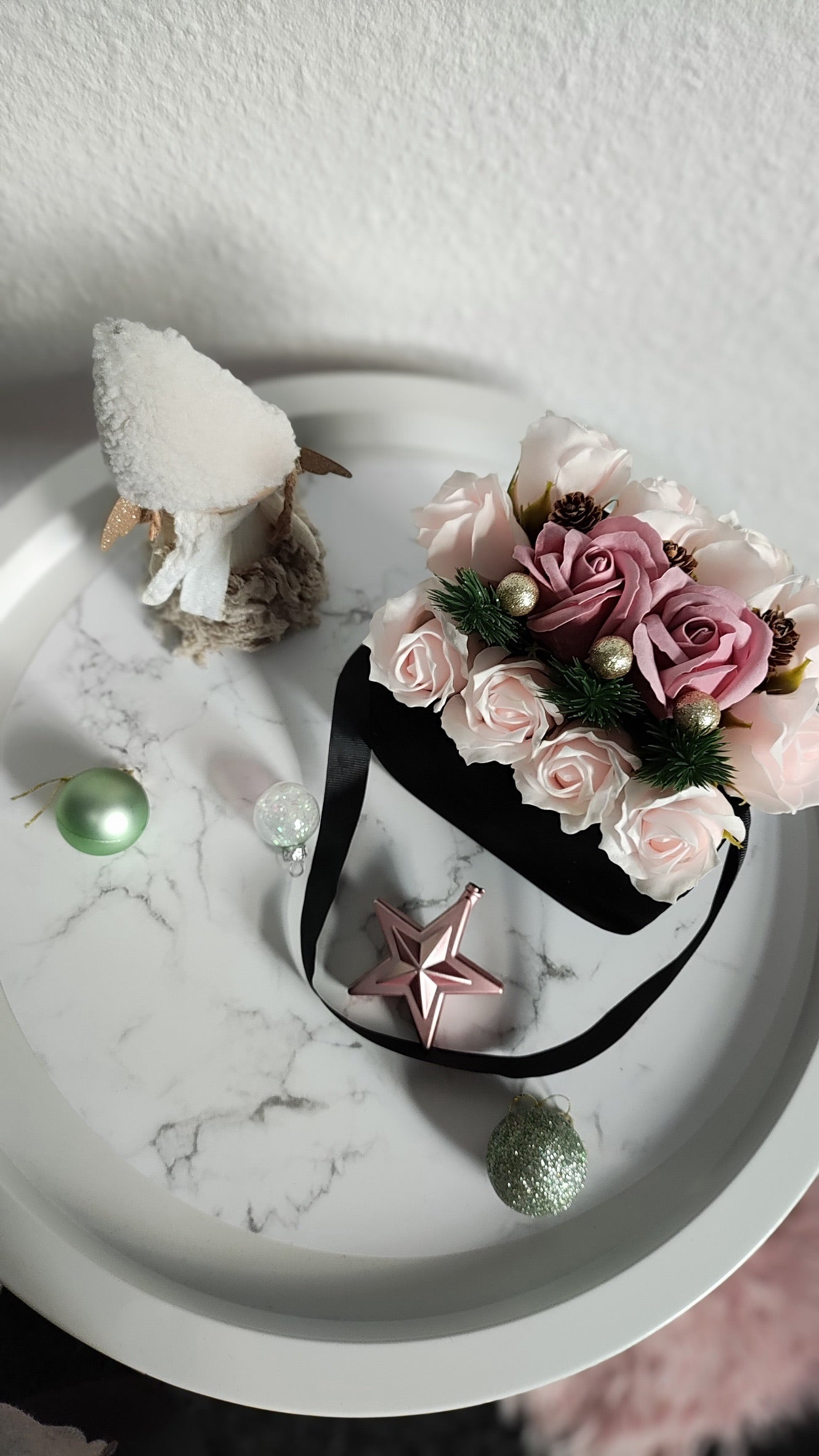 Winter Rose Velvet – Festliche Rosentasche in Schwarz