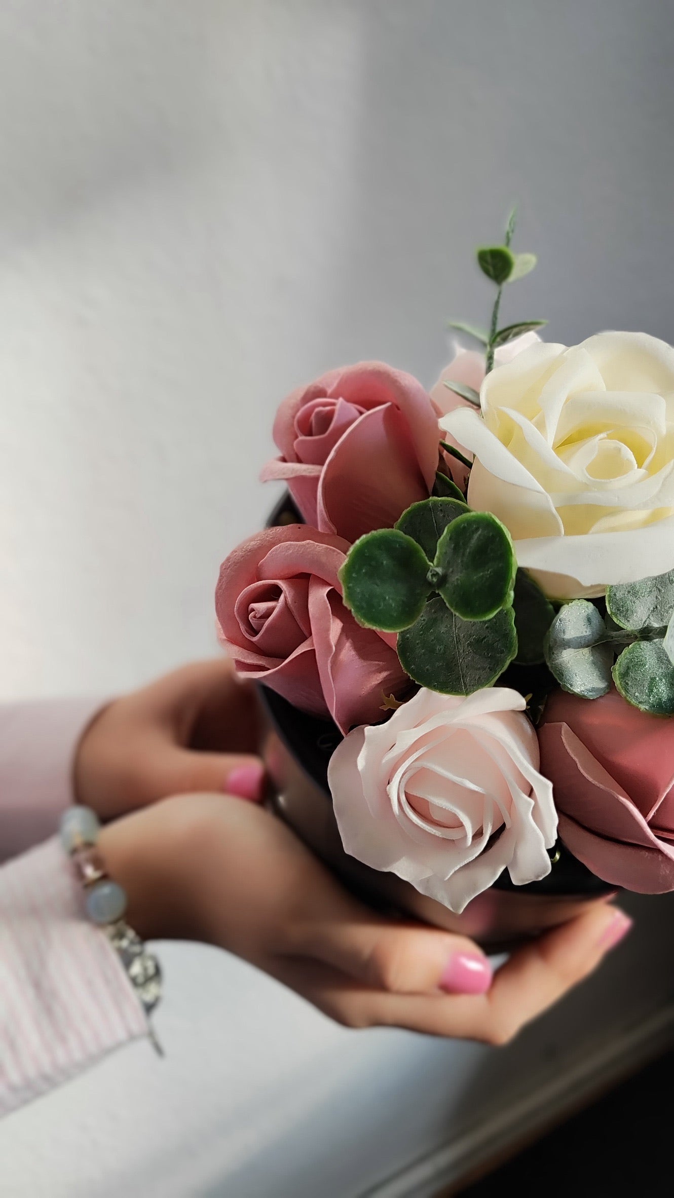 Petite Grace – Zarte Rosenkomposition in Schwarz