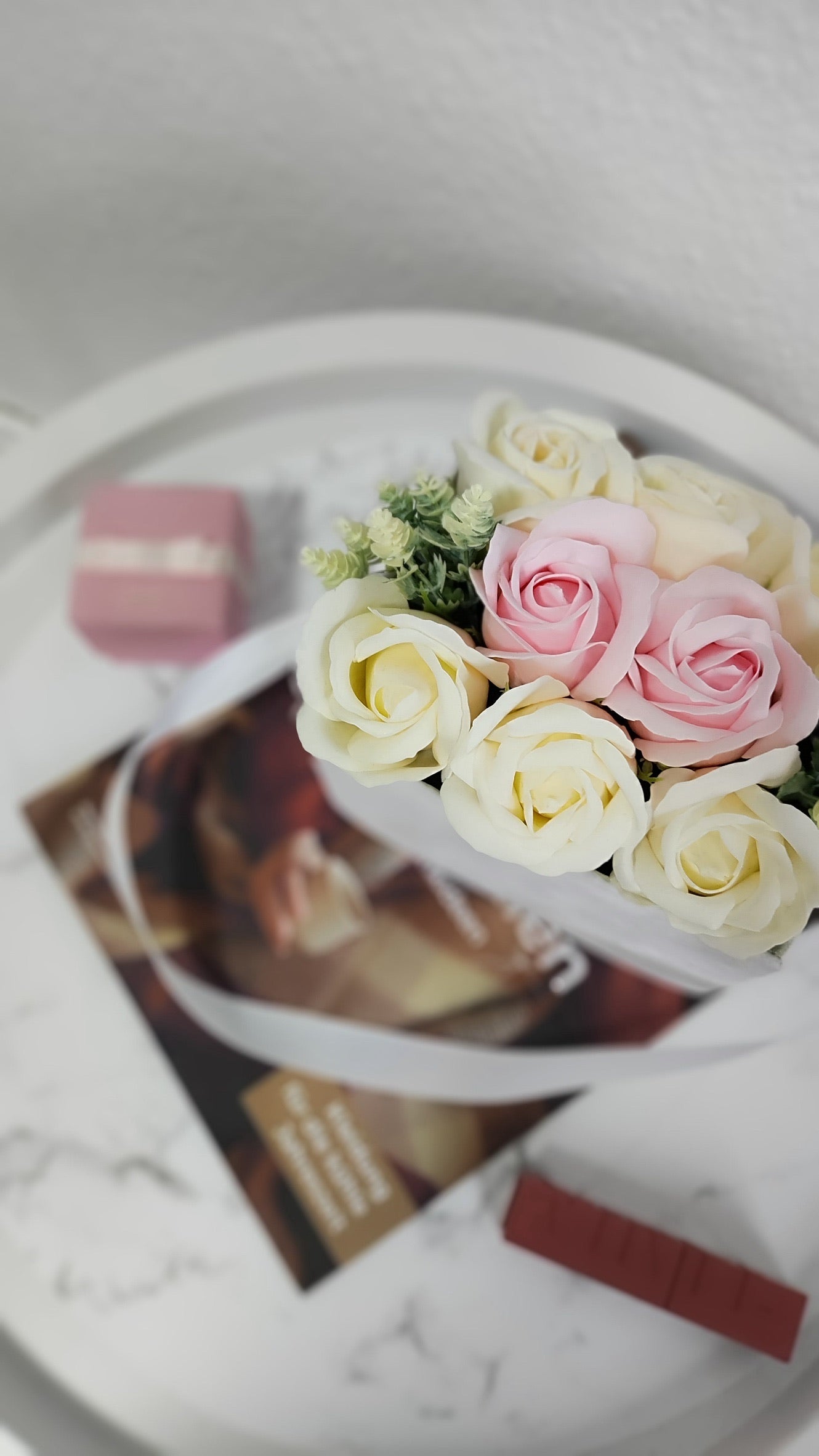 Jolie Bag – Elegante Blumenkomposition in Samtoptik