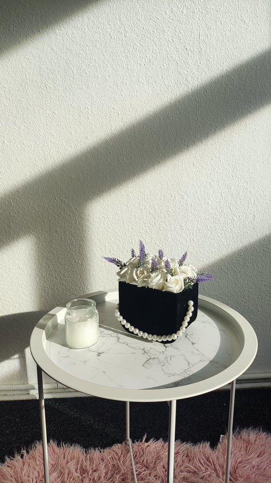 Ivory Lavande – Samttasche mit Whiße-Rosen und Lavande