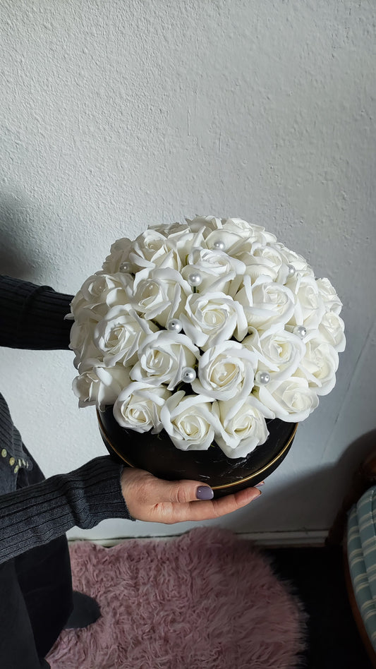 Pure Ivory Prestige – Luxuriöses Rosenarrangement in Weiß & Schwarz