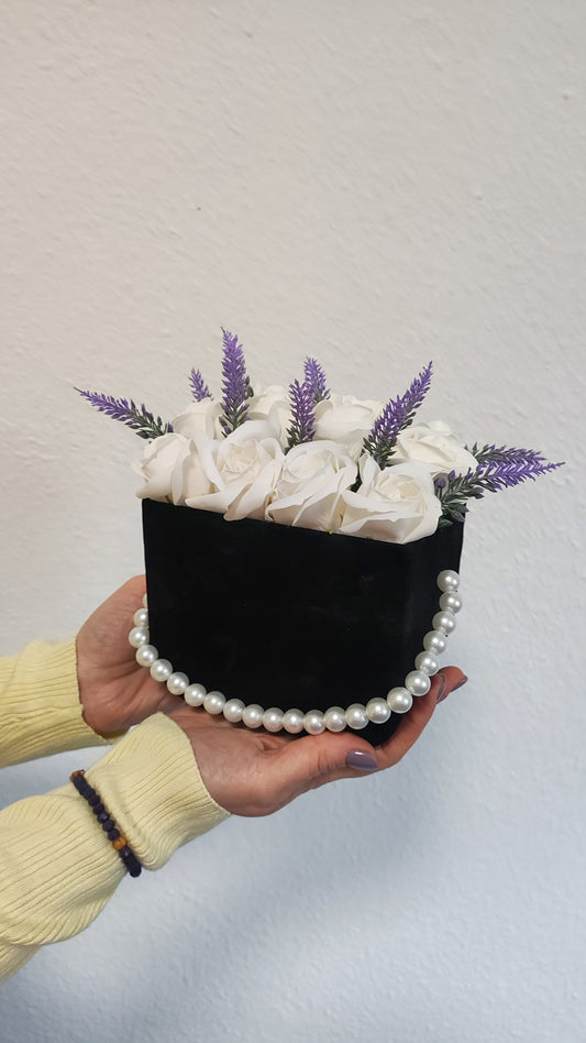 Ivory Lavande – Samttasche mit Whiße-Rosen und Lavande