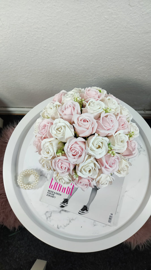 Ivory Rosé Perlé – Luxuriöses Rosenarrangement mit Perlenakzenten