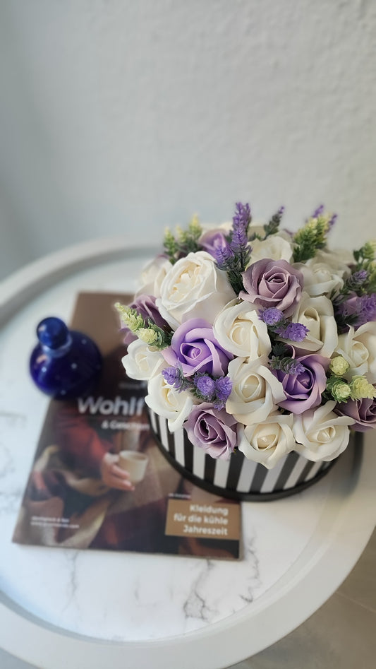 Lavender Dream – Elegante Rosenbox in Creme & Flieder