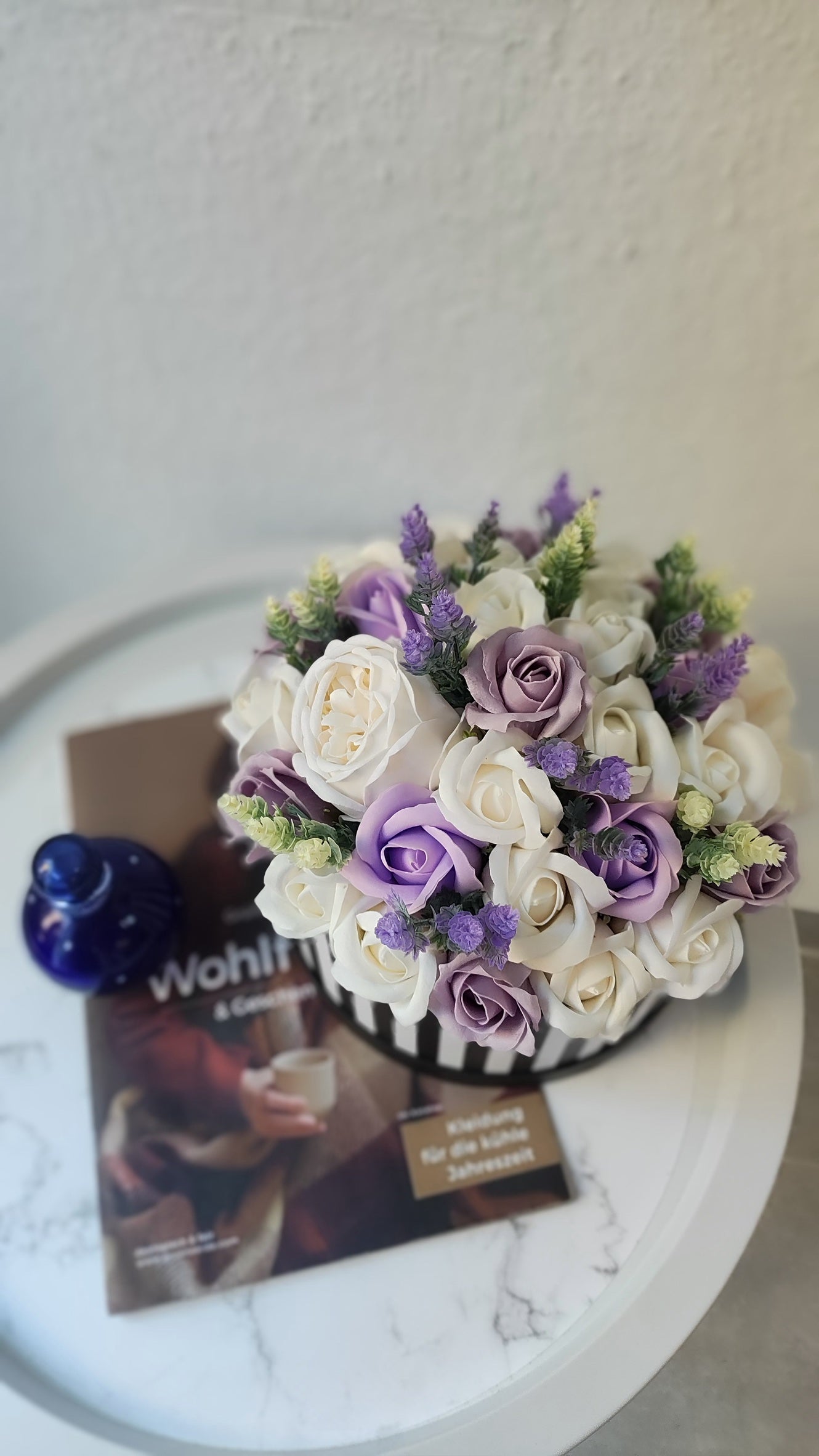 Lavender Dream – Elegante Rosenbox in Creme & Flieder