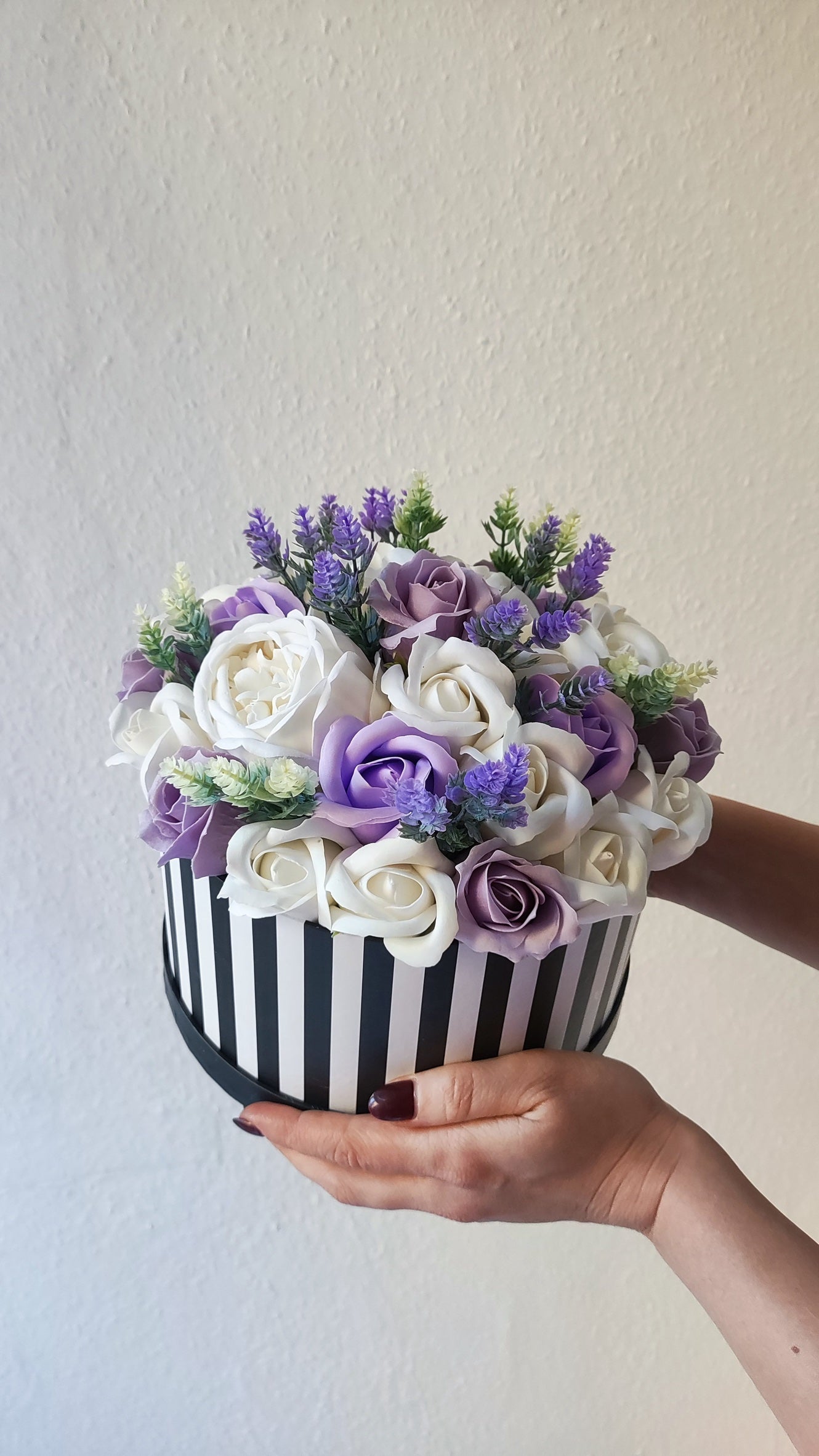 Lavender Dream – Elegante Rosenbox in Creme & Flieder