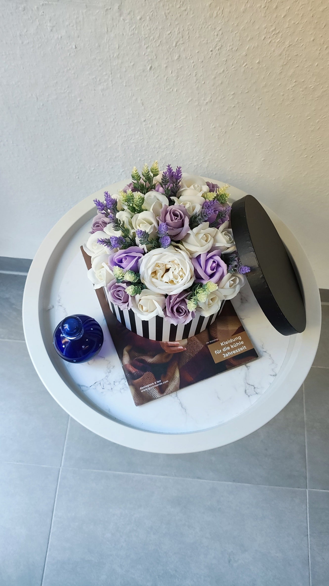 Lavender Dream – Elegante Rosenbox in Creme & Flieder