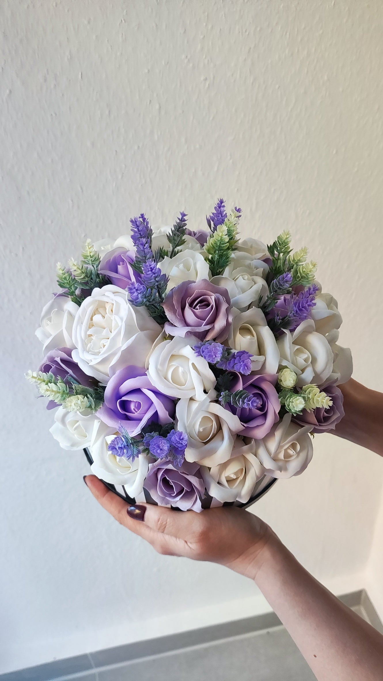 Lavender Dream – Elegante Rosenbox in Creme & Flieder